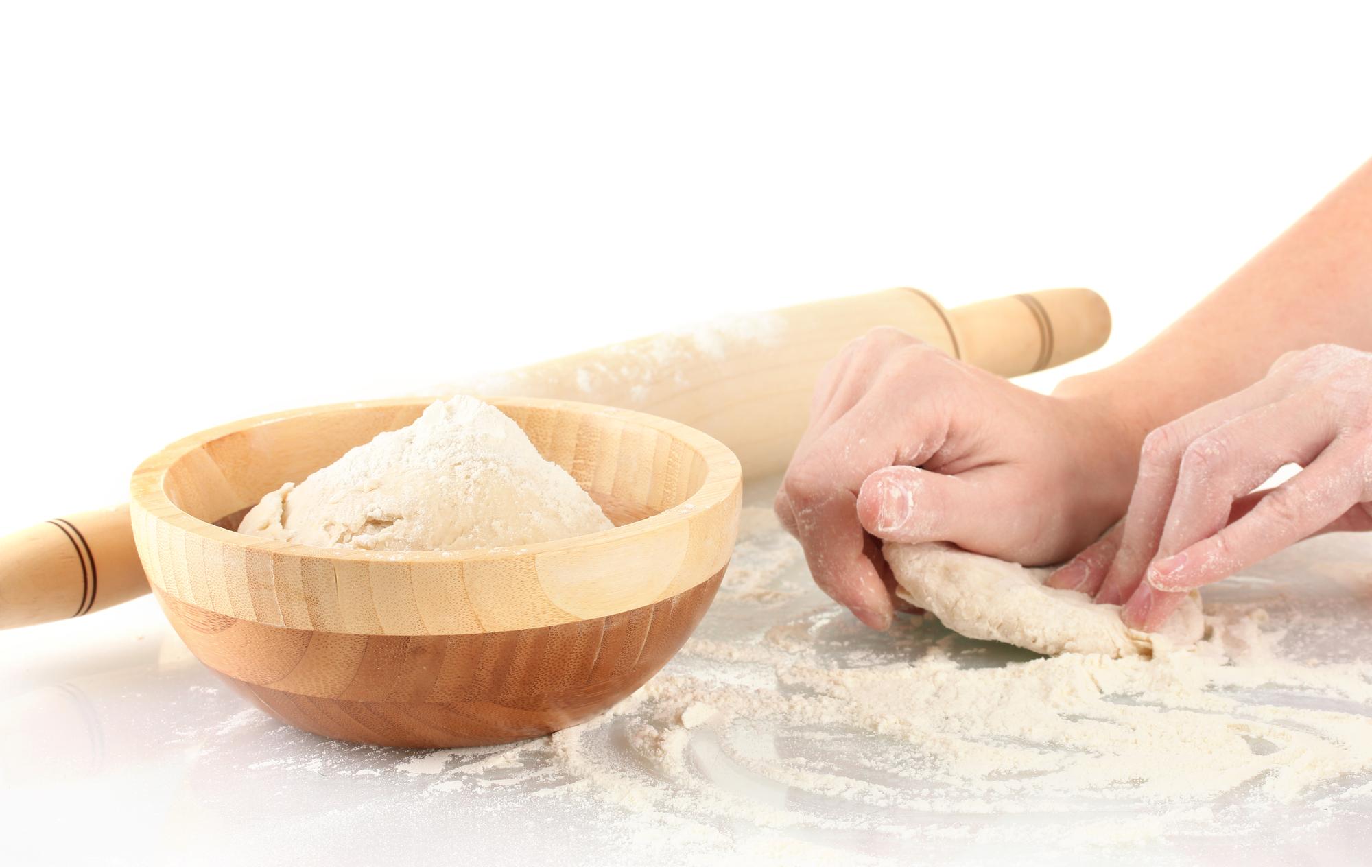Studente che prepara impasto sul tavolo